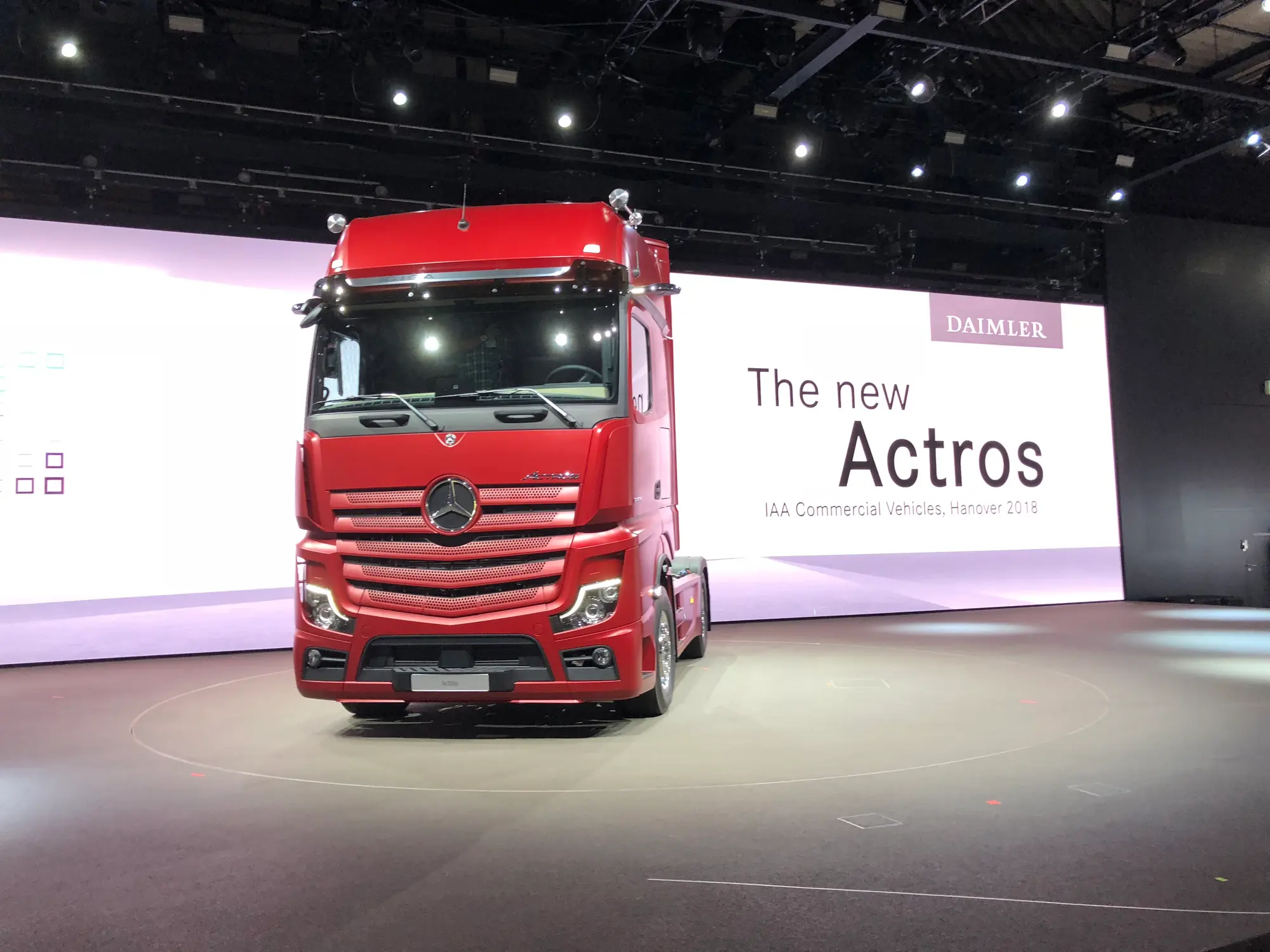LKW auf einer Bühne